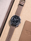 Mission To The Moon (Pulseira de Couro) - Cinza Epsom